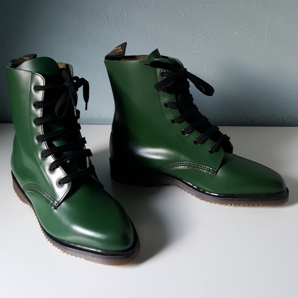 pointed toe doc martens